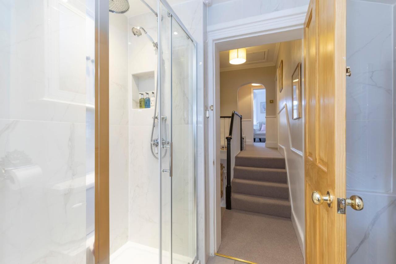 Holiday home Beautiful 4 Bedroom Cheltenham