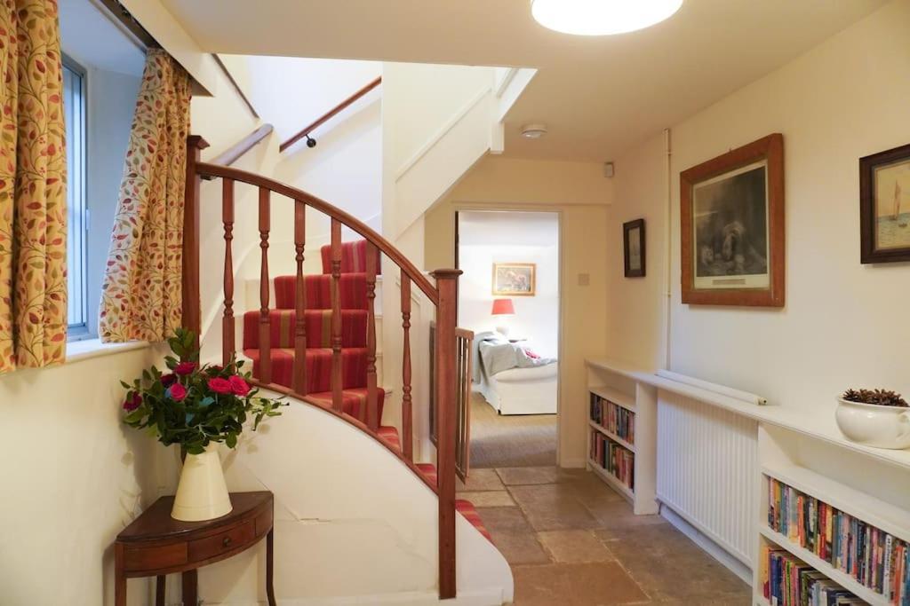 The Snicket - Traditional Cotswold Holiday home Cheltenham