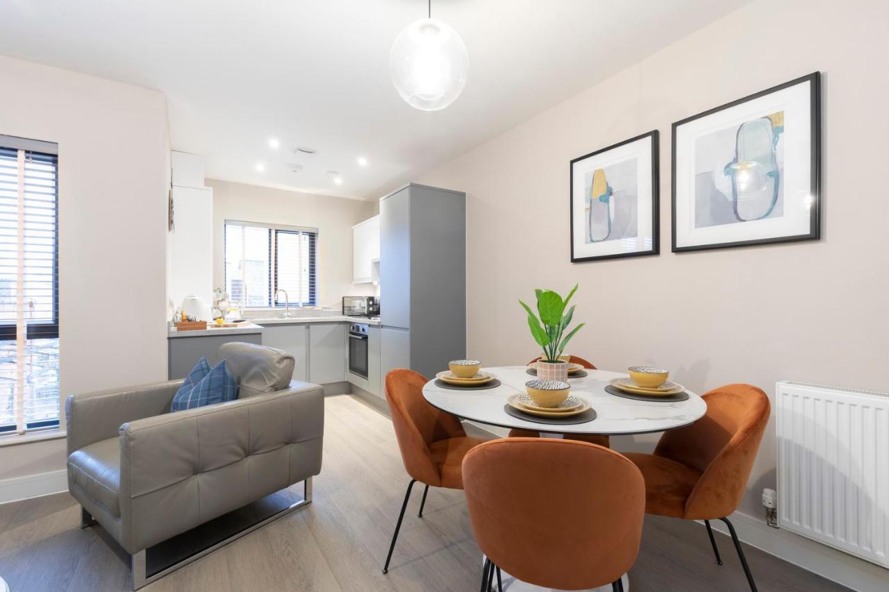 Elliot Oliver - Chic 2 Bedroom Town Centre Apartment *