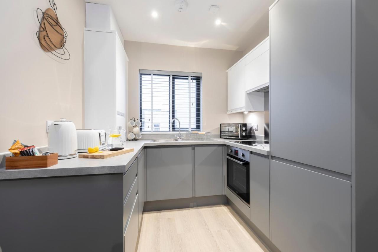 Elliot Oliver - Chic 2 Bedroom Town Centre Apartment *