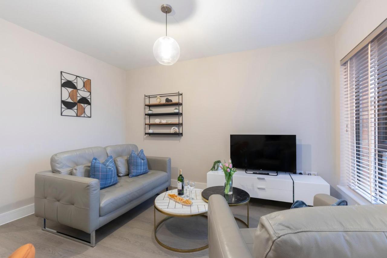 Elliot Oliver - Chic 2 Bedroom Town Centre Apartment Cheltenham