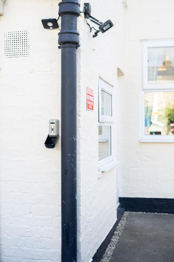 Cheltenham-spacious 2 Bedroom Home-sleeps 6-parking-garden-wifi *
