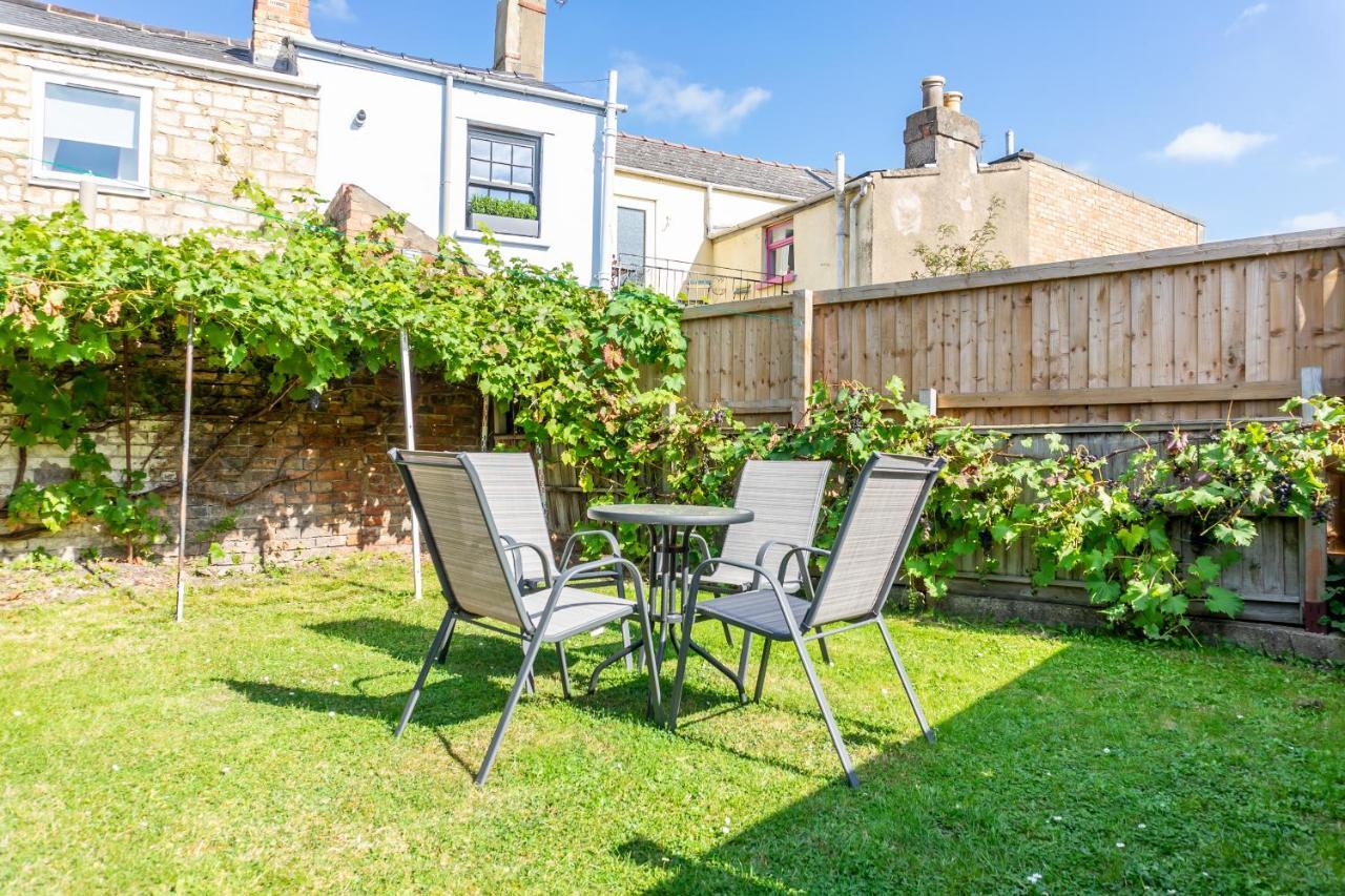 Holiday home Cheltenham-spacious 2 Bedroom Home-sleeps 6-parking-garden-wifi Cheltenham