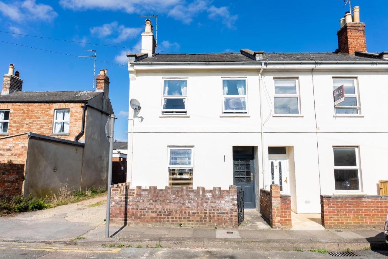 Cheltenham-spacious 2 Bedroom Home-sleeps 6-parking-garden-wifi *