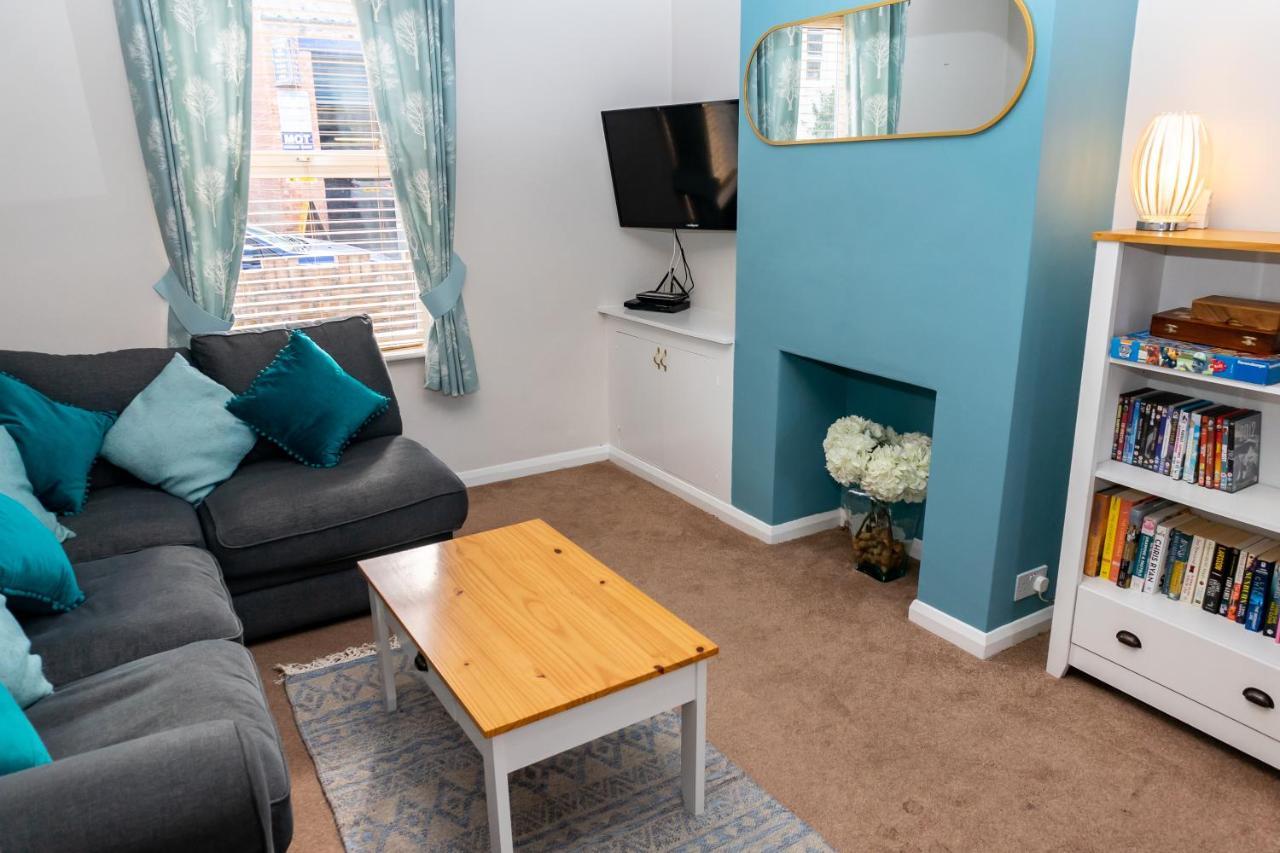 Cheltenham-spacious 2 Bedroom Home-sleeps 6-parking-garden-wifi
