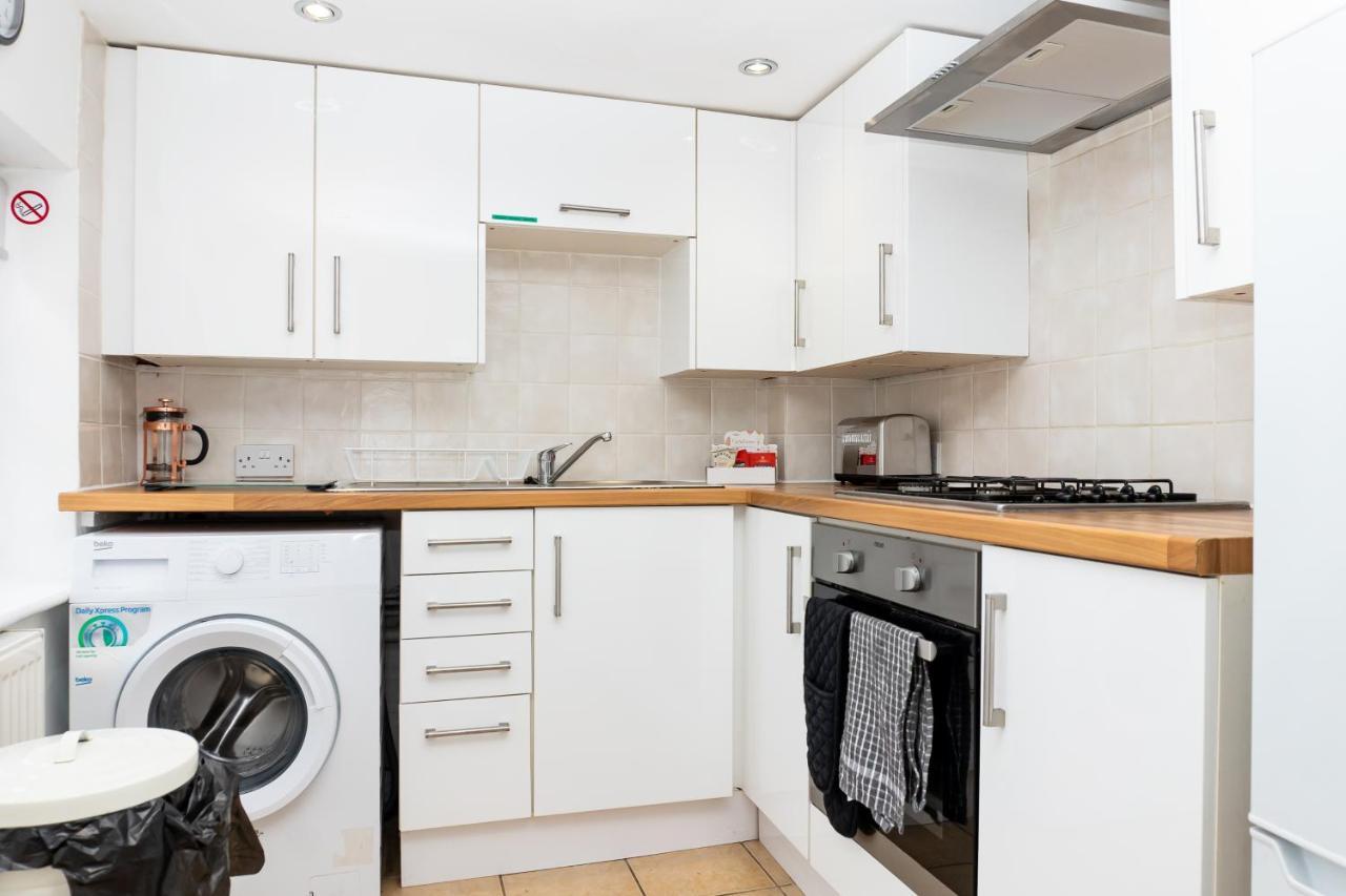 Cheltenham-spacious 2 Bedroom Home-sleeps 6-parking-garden-wifi *