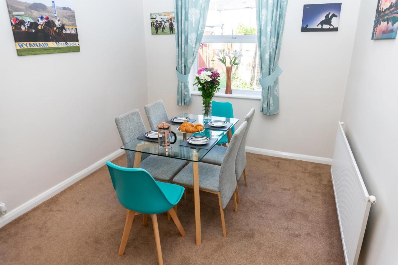 Cheltenham-spacious 2 Bedroom Home-sleeps 6-parking-garden-wifi Holiday home *