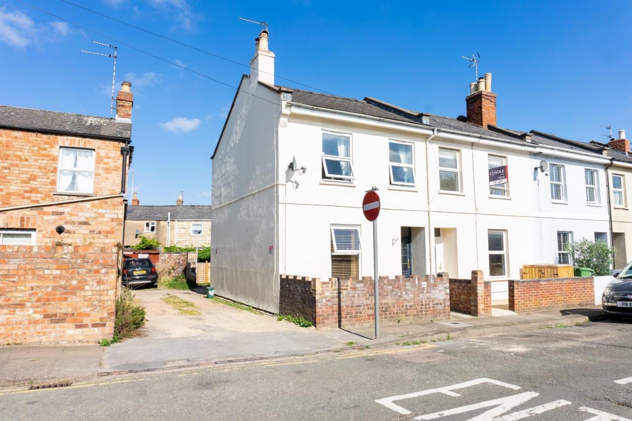 Holiday home Cheltenham-spacious 2 Bedroom Home-sleeps 6-parking-garden-wifi *