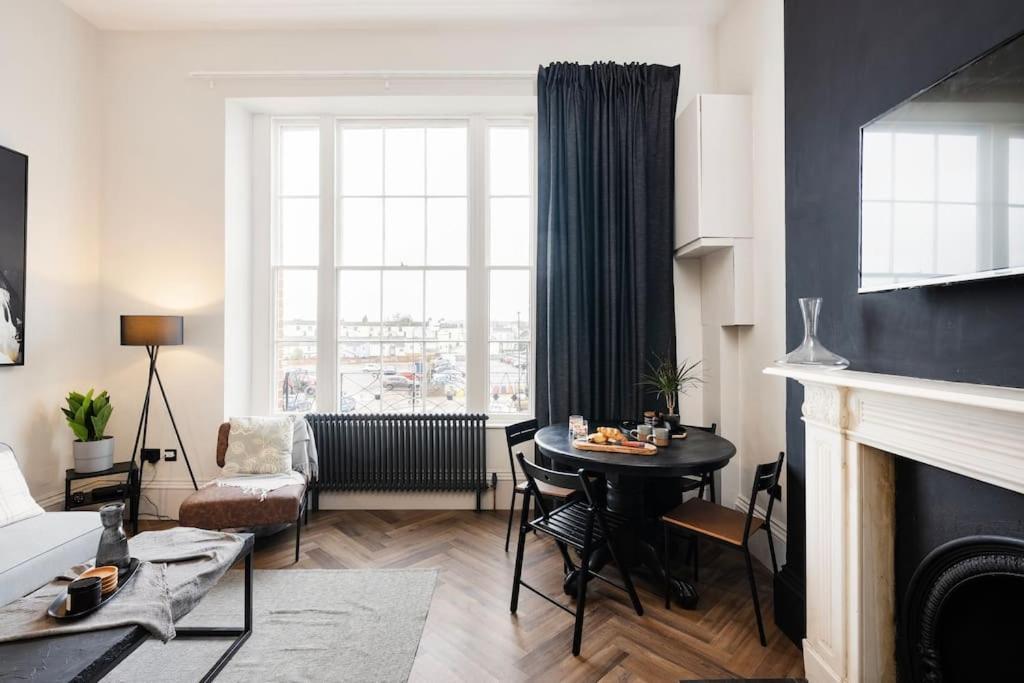 High End Free Parking Wifi Balcony Ensuite Cheltenham
