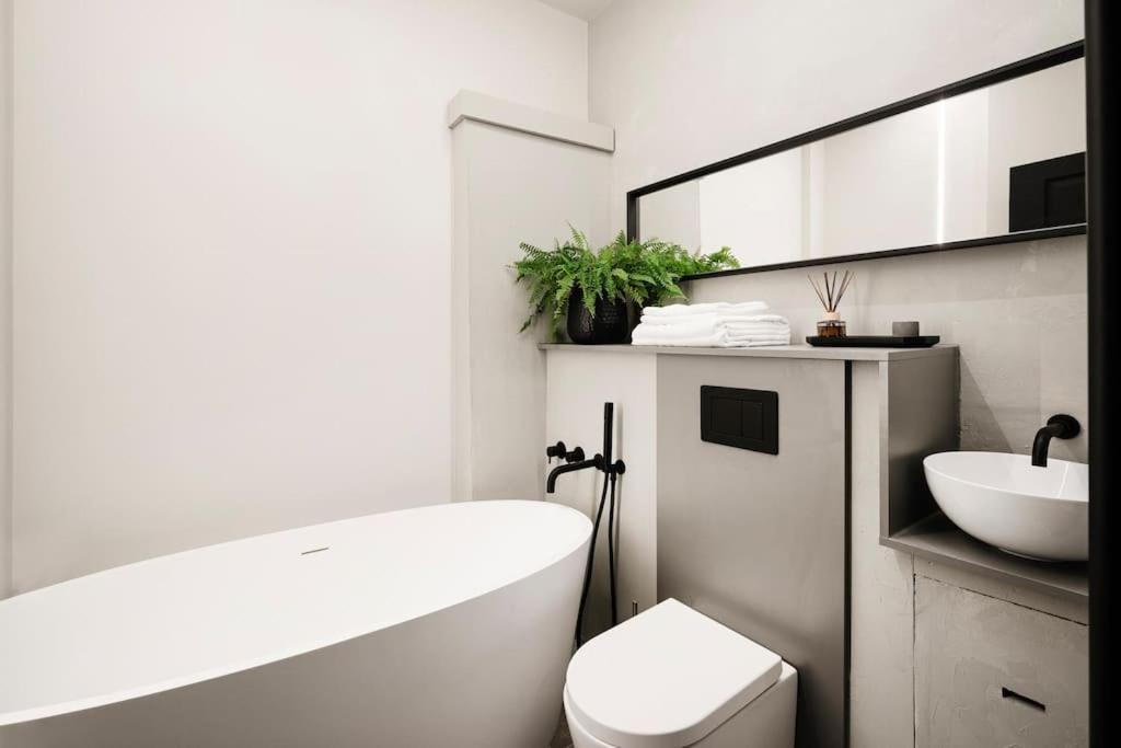 Apartment High End Free Parking Wifi Balcony Ensuite