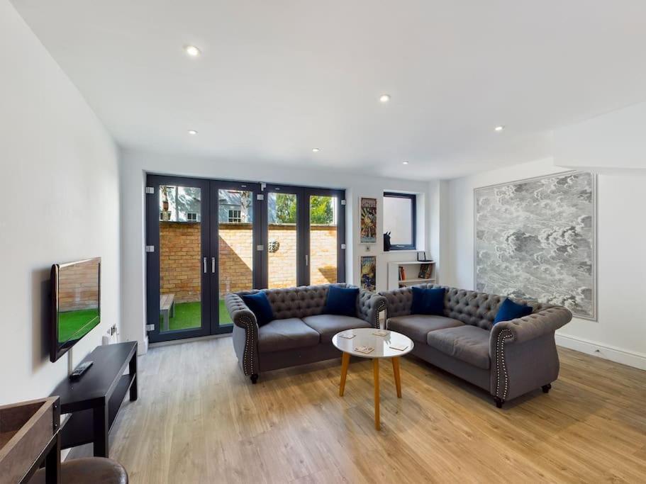 Hidden Gem Free Parking Wi -fi Courtyard Holiday home