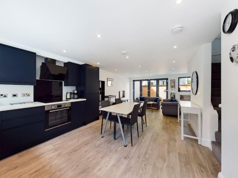 Hidden Gem Free Parking Wi -fi Courtyard Holiday home *