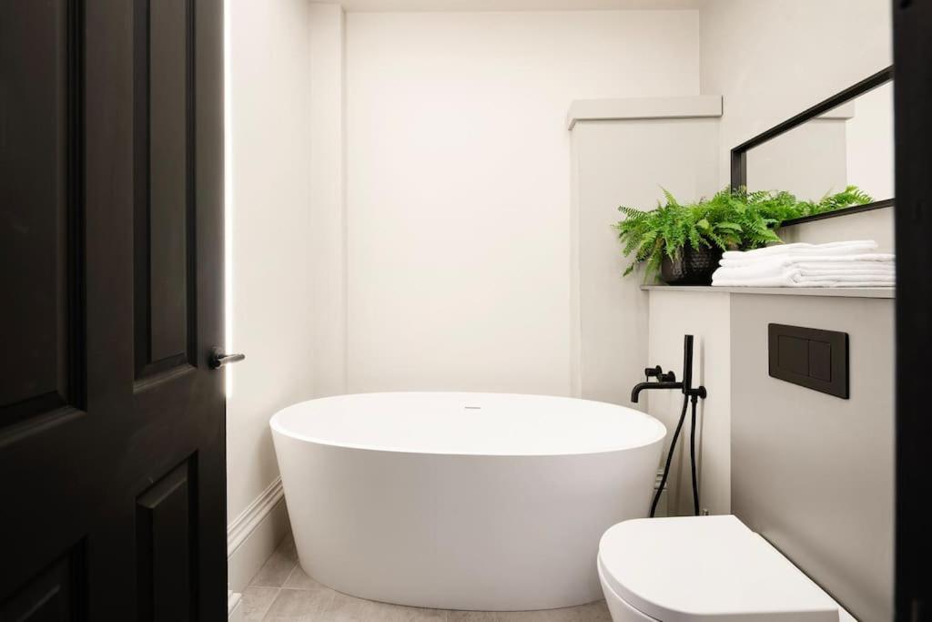 Apartment High End Free Parking Wifi Balcony Ensuite Cheltenham