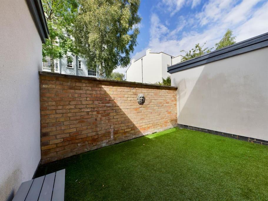 Hidden Gem Free Parking Wi -fi Courtyard Holiday home *