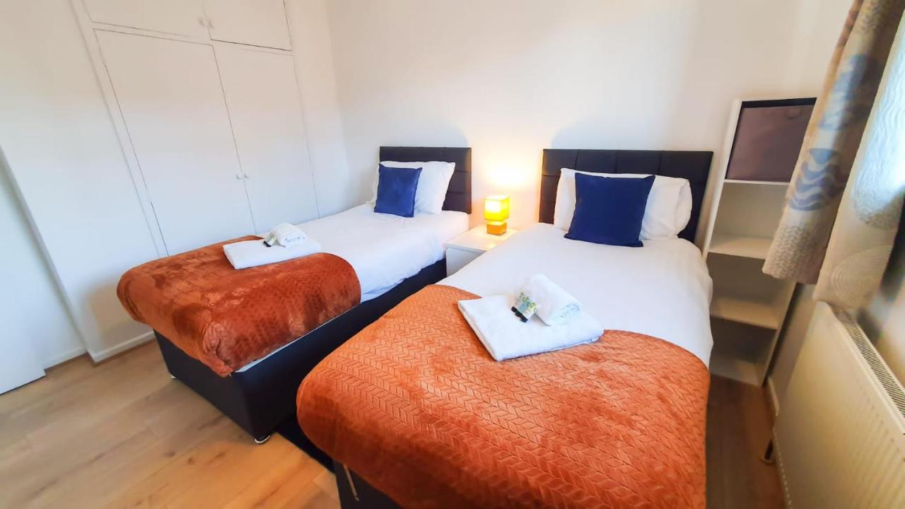 Cheerful 4-bedroom In With Free Parking On Premises Holiday home Cheltenham