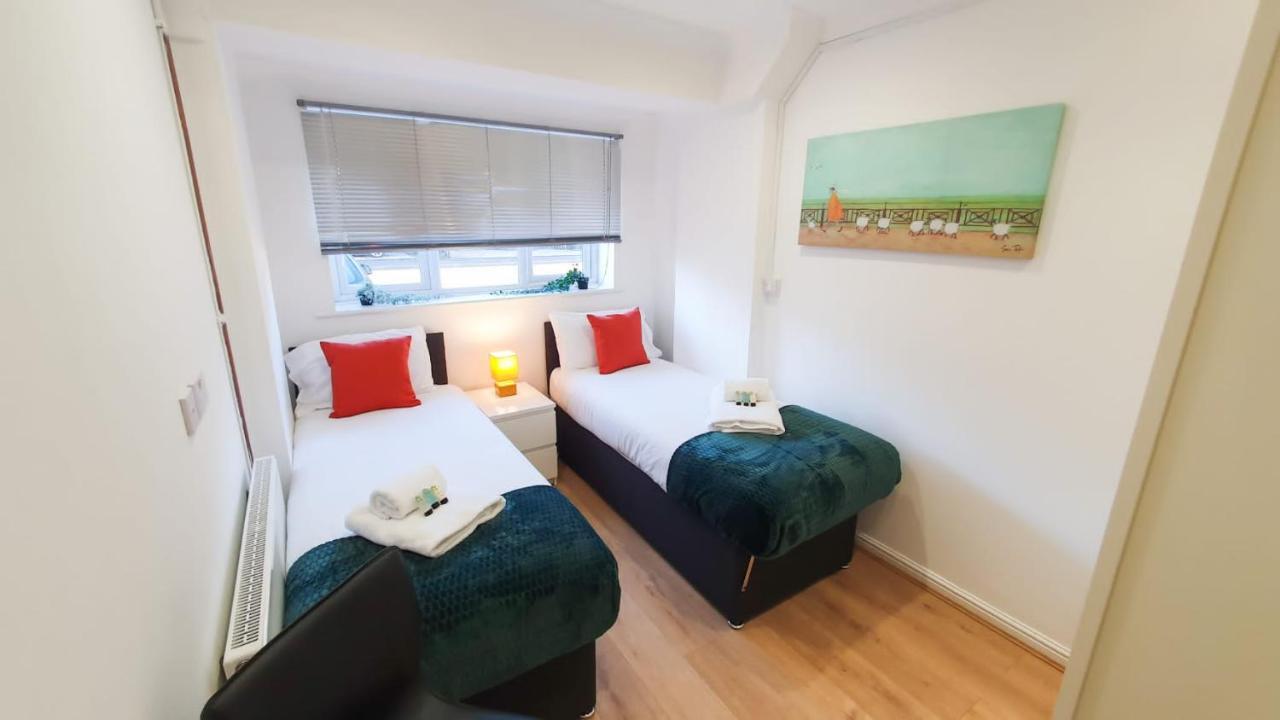 Cheerful 4-bedroom In With Free Parking On Premises Cheltenham