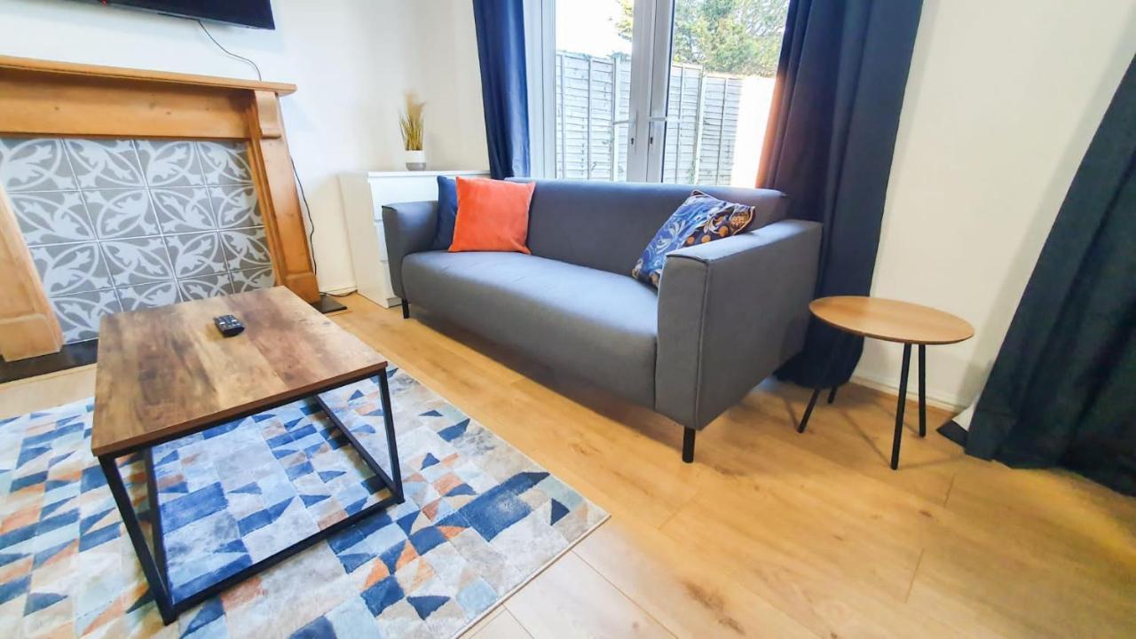 Holiday home Cheerful 4-bedroom In With Free Parking On Premises