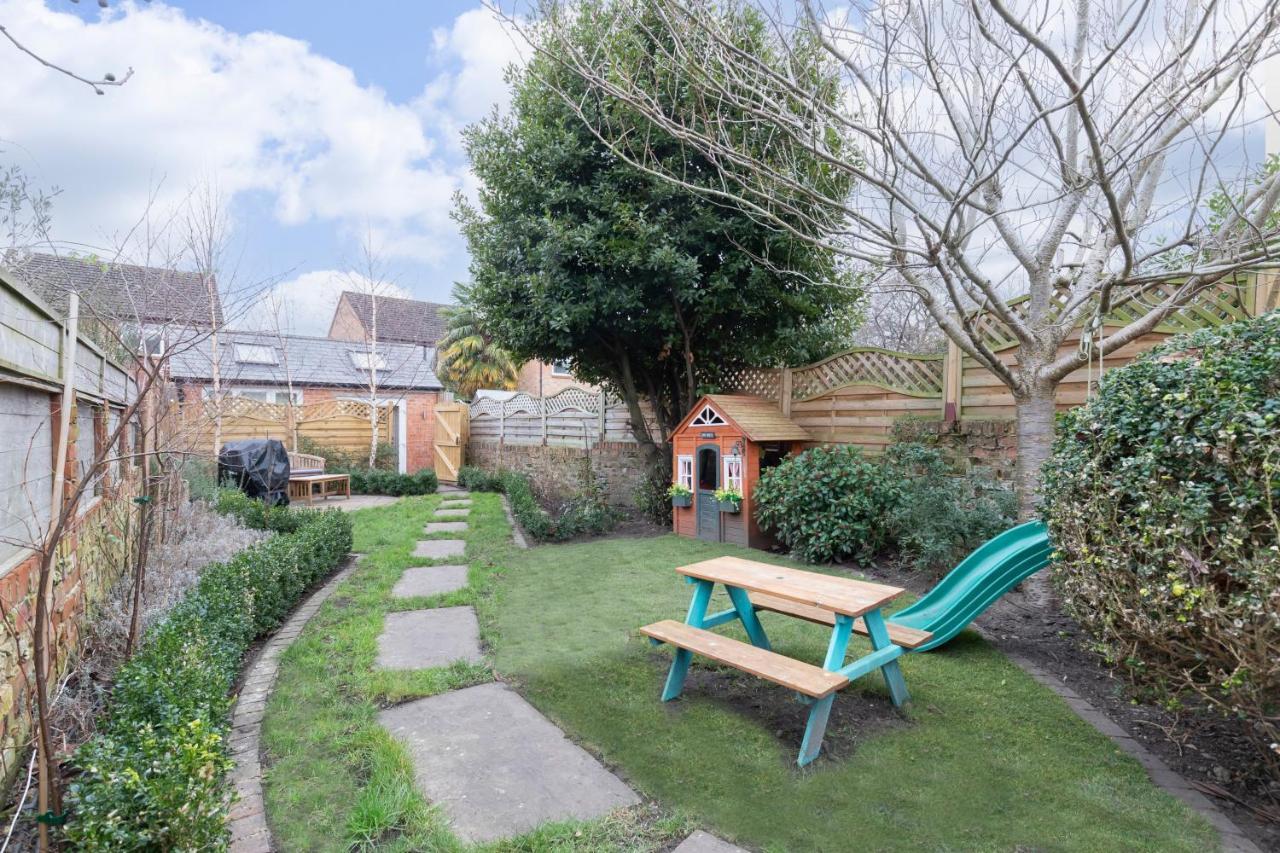 Beautiful 4 Bedroom * Cheltenham