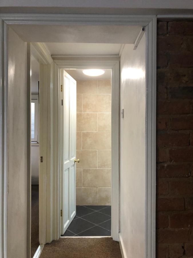Comfortable Away From Home, Self Catering Flat, Town Centre, Free Parking Apartment *