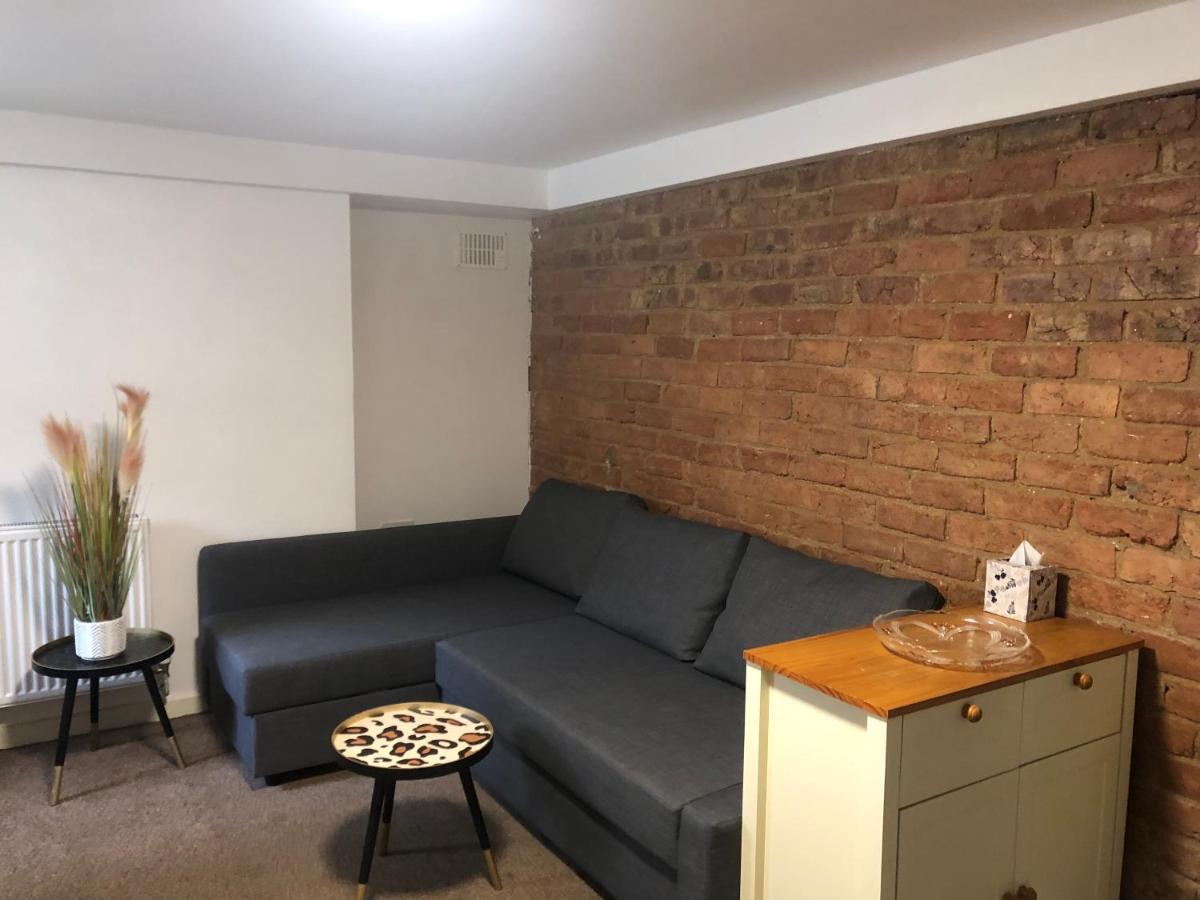 Comfortable Away From Home, Self Catering Flat, Town Centre, Free Parking Apartment Cheltenham