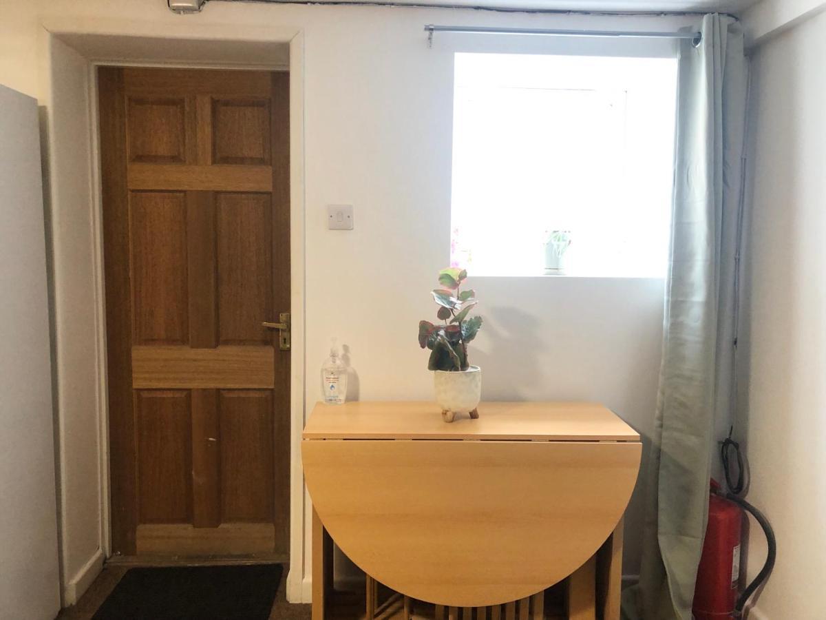 Comfortable Away From Home, Self Catering Flat, Town Centre, Free Parking *