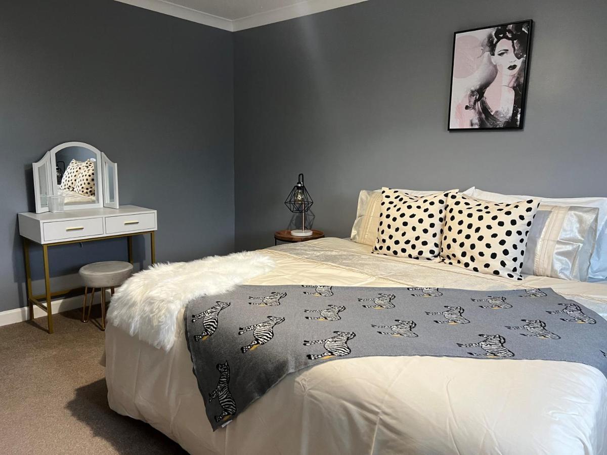 Charming 4-bed House In Free Parking