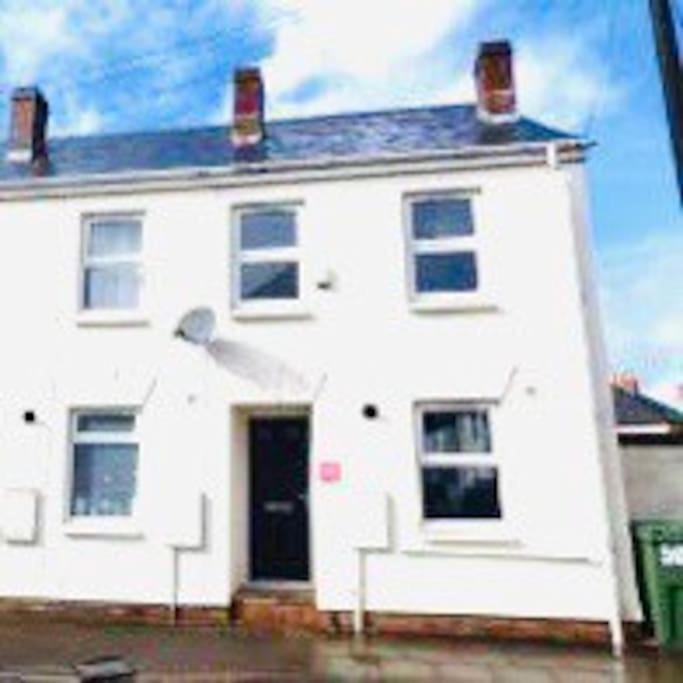 Adorable, Inviting Town House!