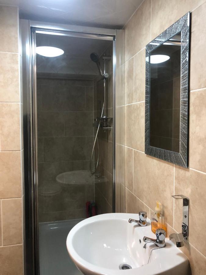 Comfortable Away From Home, Self Catering Flat, Town Centre, Free Parking Apartment