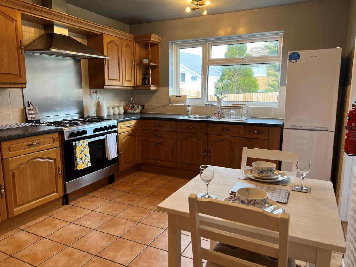 Holiday home Charming 4-bed House In Free Parking *