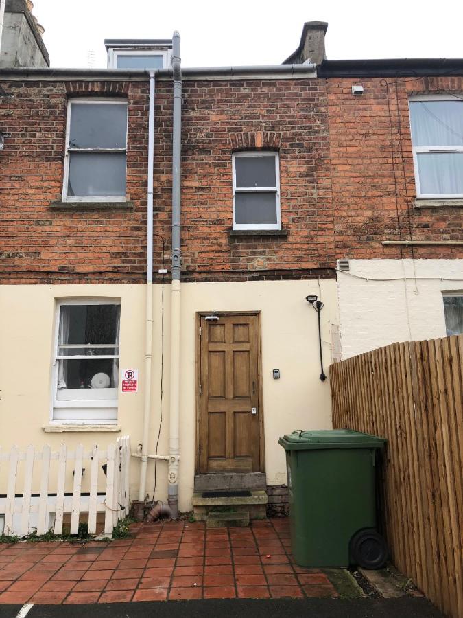 Comfortable Away From Home, Town Centre, Free Parking,multiple Homestay *