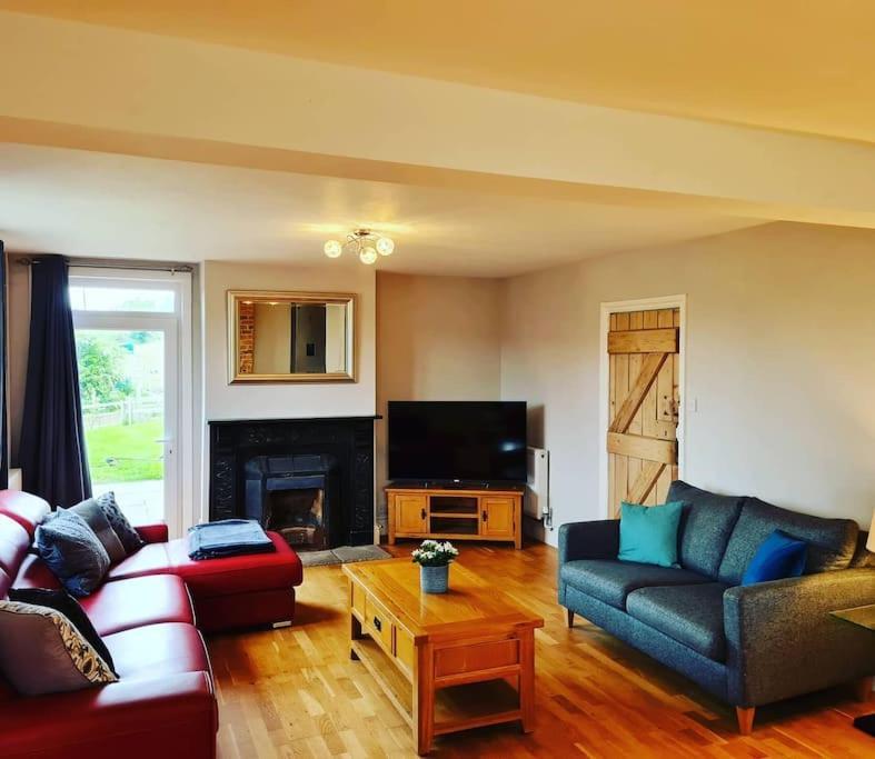Large Farmhouse, Cotswold Location, Great Views * Cheltenham