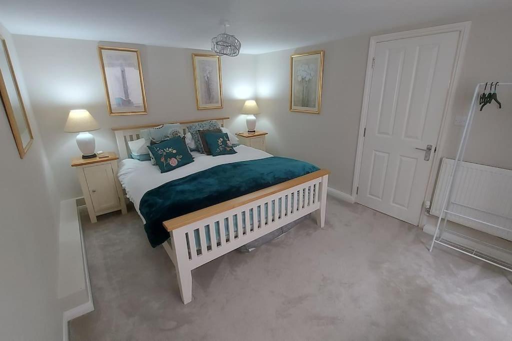 Apartment The Den, 2 Mins Chelt High Street, John Lewis Etc