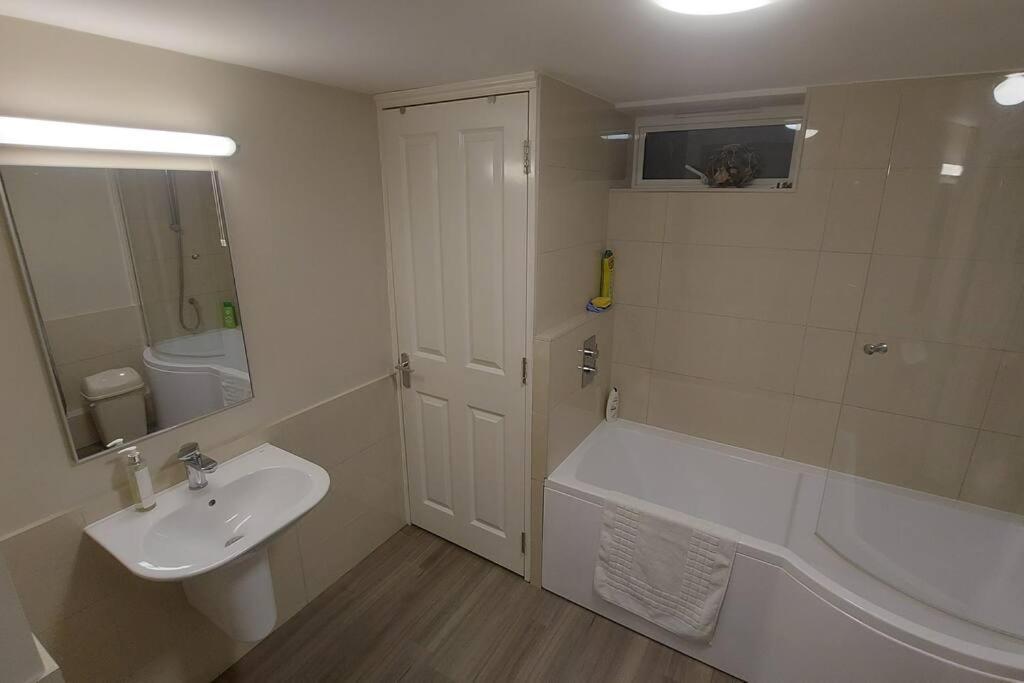 Apartment The Den, 2 Mins Chelt High Street, John Lewis Etc