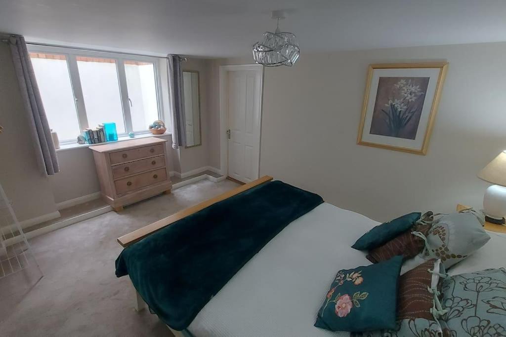 The Den, 2 Mins Chelt High Street, John Lewis Etc * Cheltenham