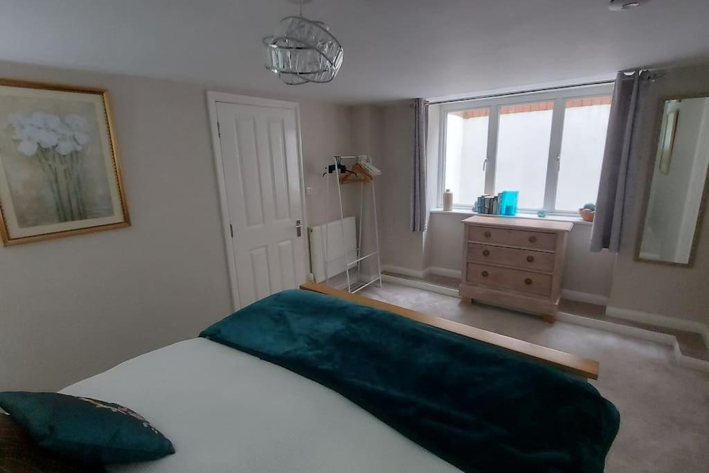 The Den, 2 Mins Chelt High Street, John Lewis Etc Cheltenham