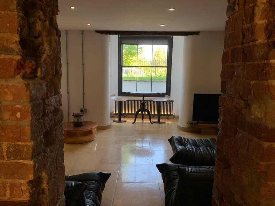 Apartment Lavish At Montpellier Gardens