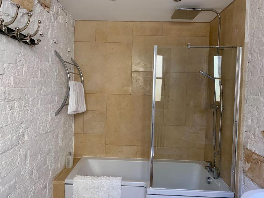 Lavish At Montpellier Gardens Apartment Cheltenham