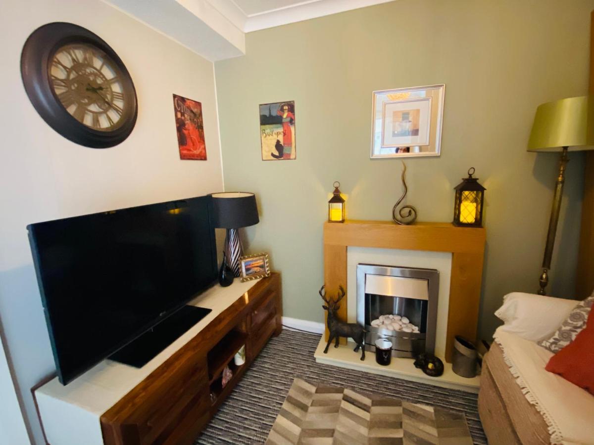 Homestay A Single-bed With A Guest Lounge Cheltenham