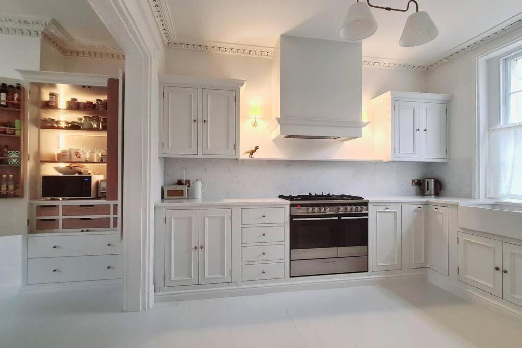 Townhouse - 3/4 Bed Holiday home Cheltenham