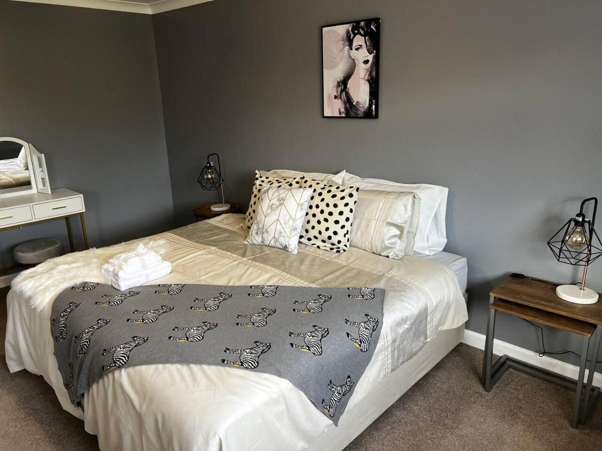 Charming 4-bed House In Free Parking Holiday home Cheltenham