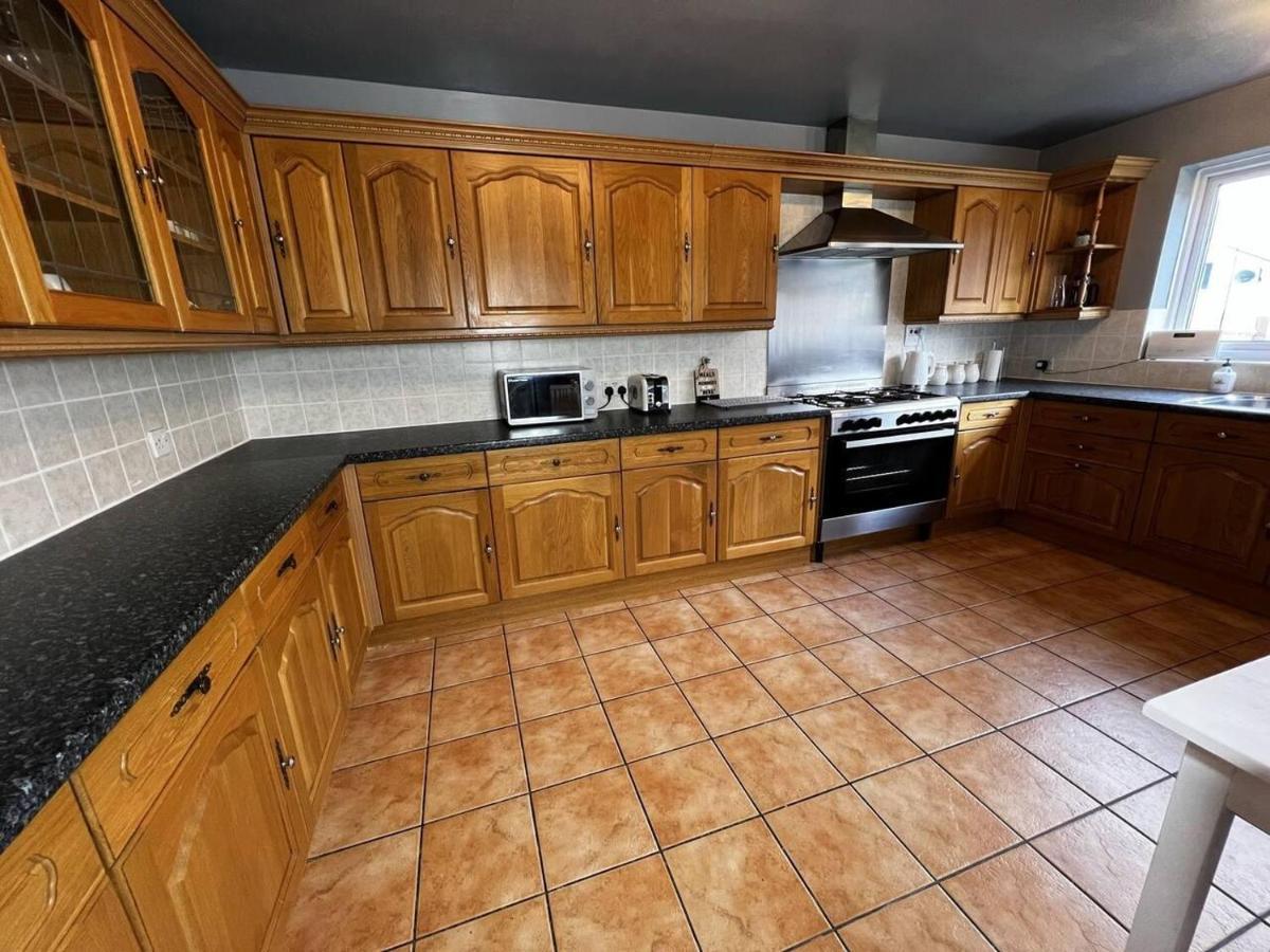Charming 4-bed House In Free Parking *