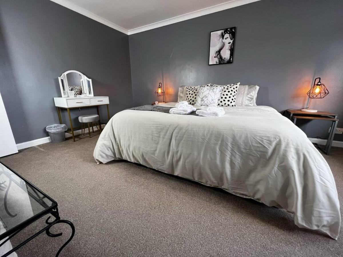 Holiday home Charming 4-bed House In Free Parking