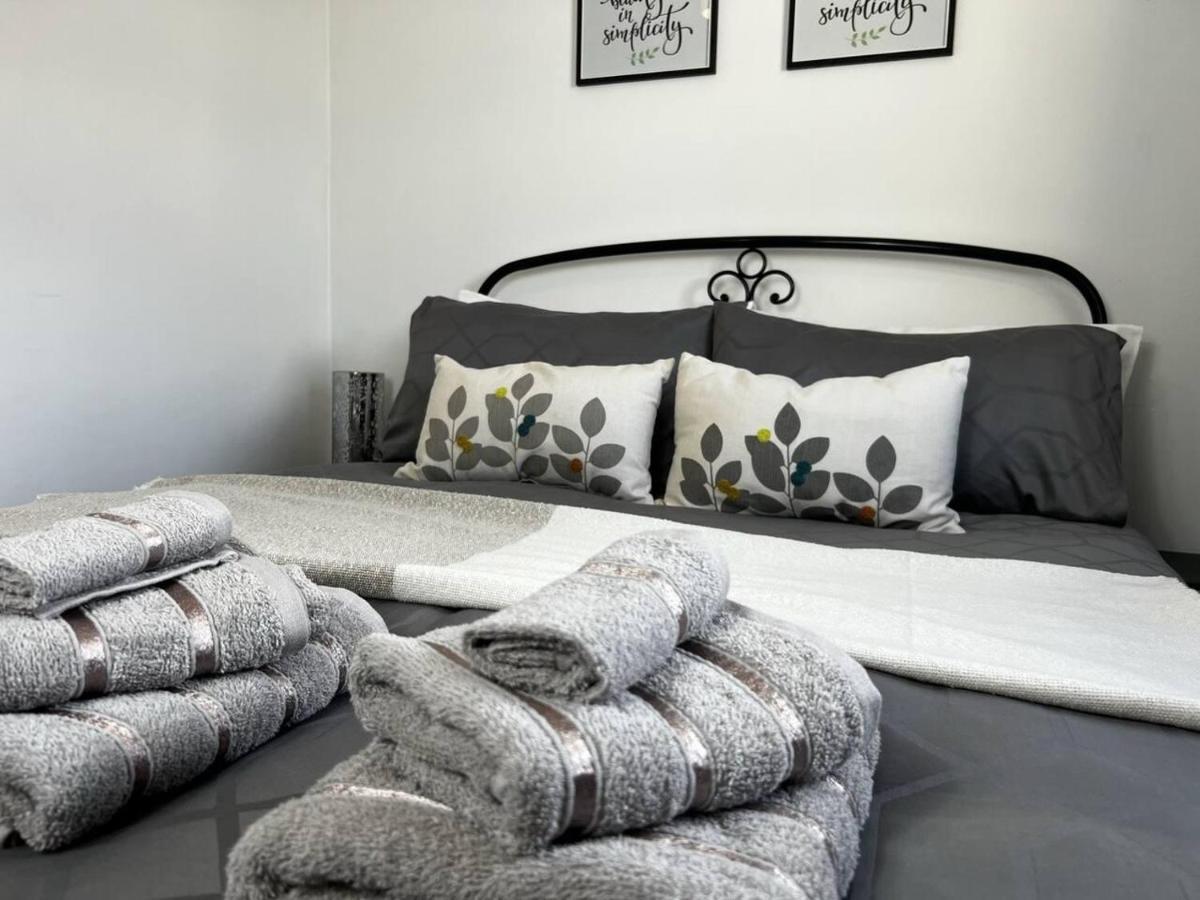 Charming 4-bed House In Free Parking
