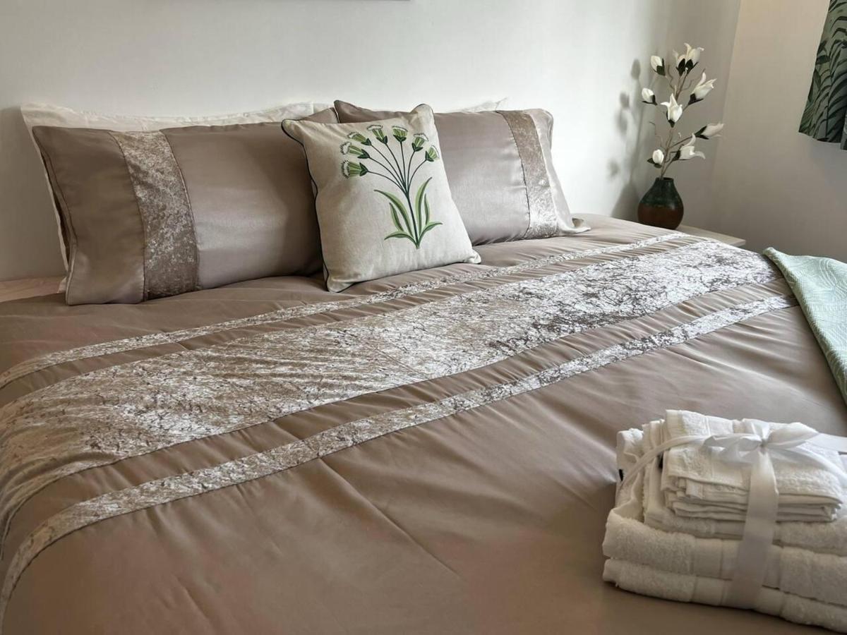 Charming 4-bed House In Free Parking *