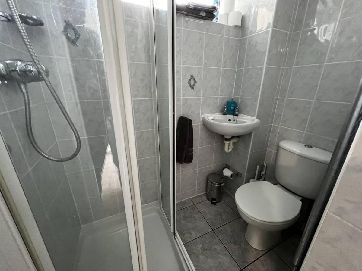 Charming 4-bed House In Free Parking *