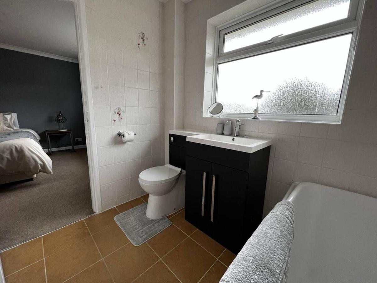 Charming 4-bed House In Free Parking *