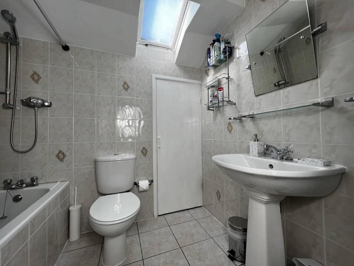 Charming 4-bed House In Free Parking Holiday home *