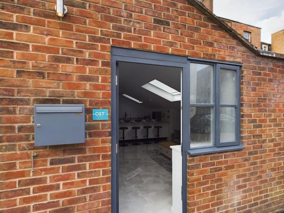 The Hideout King Bed/w Tv Free Parking Holiday home *