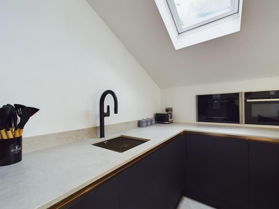 The Hideout King Bed/w Tv Free Parking Holiday home *