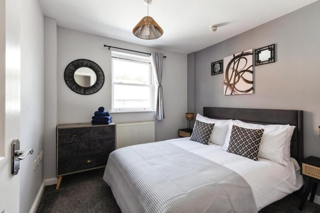 Apartment Stunning Refurbished In Inc. Parking Cheltenham